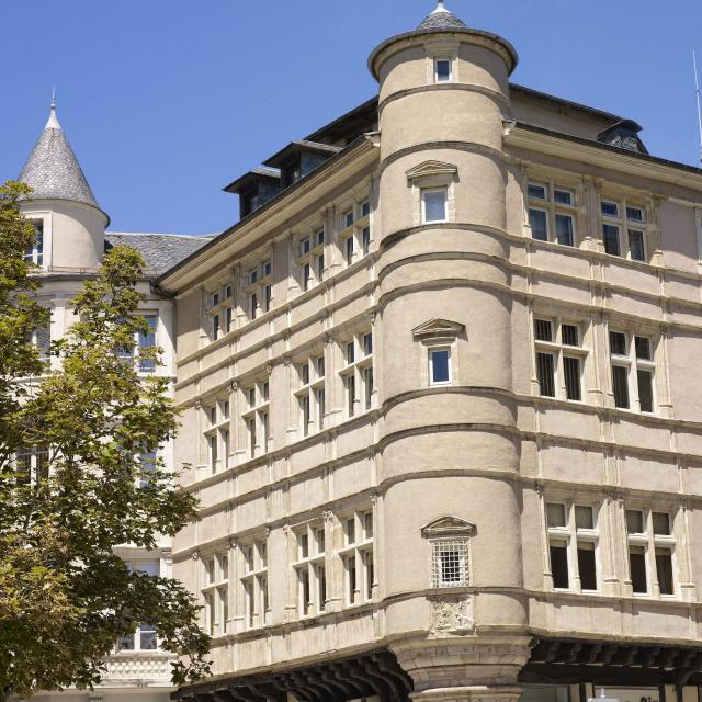 Façade avec la tour et détails sculptés de la Maison de l'Annonciation à Rodez