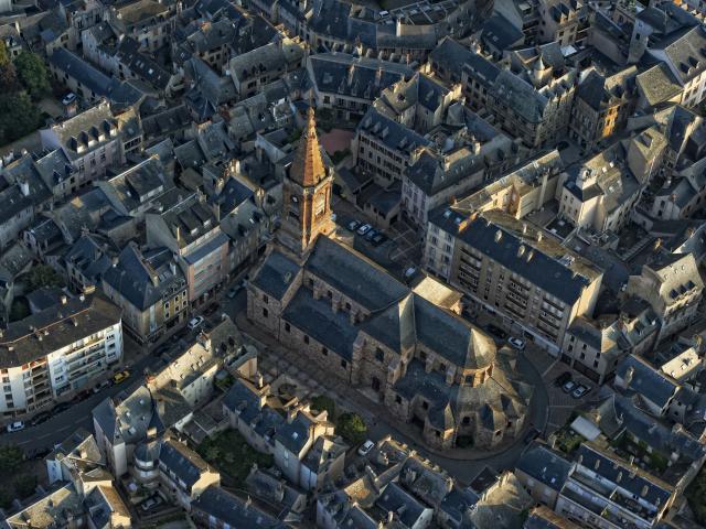 Vue aérienne de l'église Saint-Amans de Rodez au sein de la ville