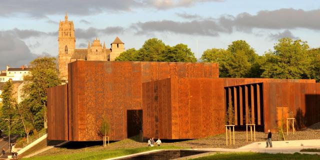 Vue du musée Soulages et cathédrale à Rodez