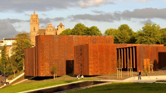 Vue du musée Soulages et cathédrale à Rodez