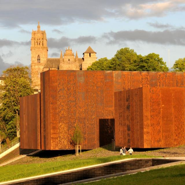 Vue du musée Soulages et cathédrale à Rodez