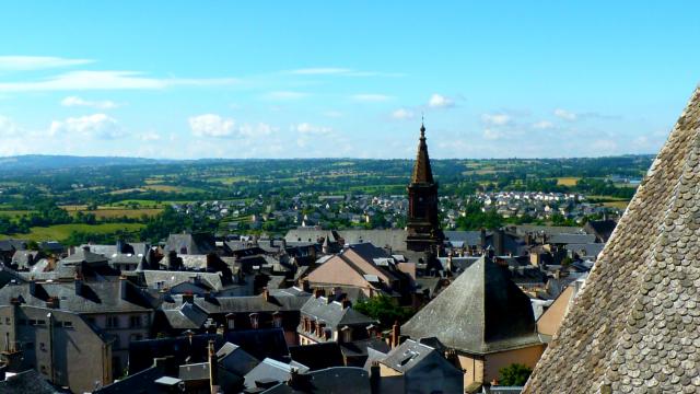 Ardoises du toit de la cathédrale de Rodez et vue sur Saint-Amans