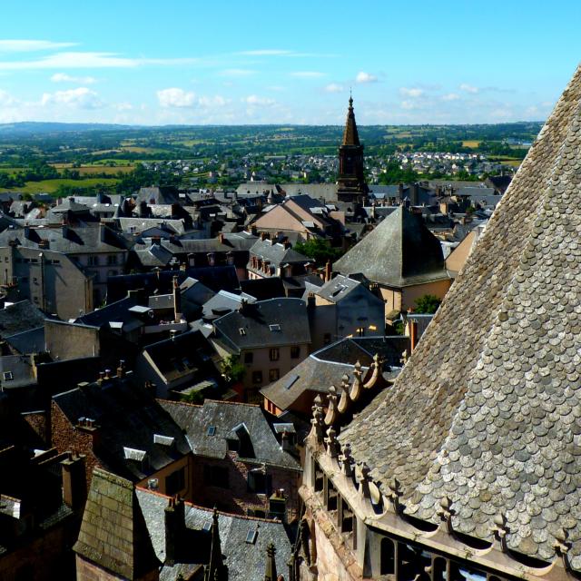 Ardoises du toit de la cathédrale de Rodez et vue sur Saint-Amans