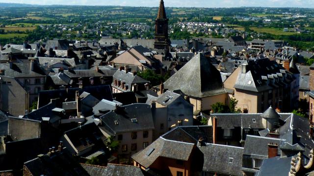 Vue sur les toits de Rodez et l'église St Amans depuis le clocher