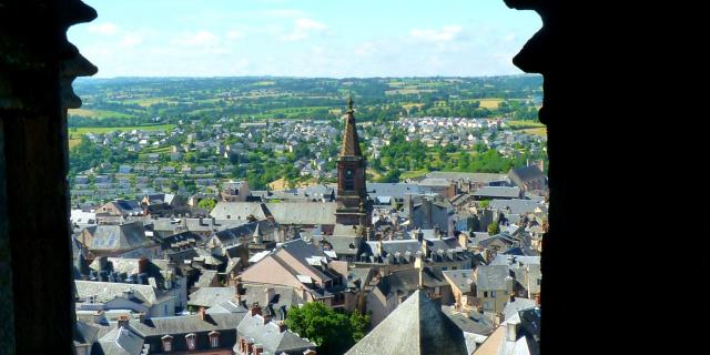 Vue sur l'église Saint-Amans, la ville de Rodez autour, et la campagne au loin, depuis une fenêtre de la cathédrale