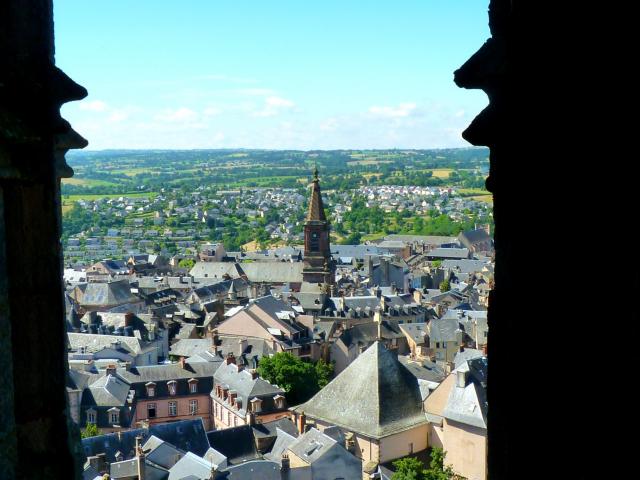 Vue sur l'église Saint-Amans, la ville de Rodez autour, et la campagne au loin, depuis une fenêtre de la cathédrale