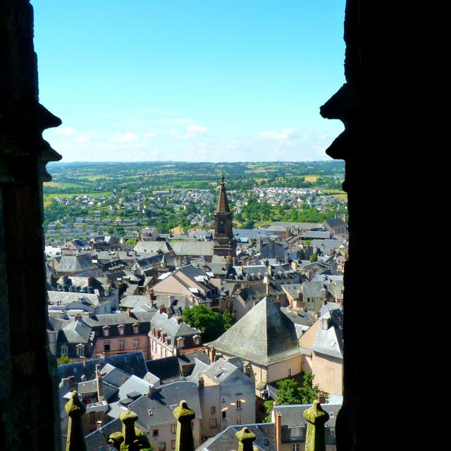 Vue sur l'église Saint-Amans, la ville de Rodez autour, et la campagne au loin, depuis une fenêtre de la cathédrale