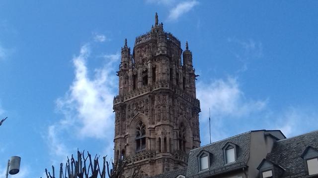 Vue sur le clocher de la cathédrale depuis la place de la Cité à Rodez