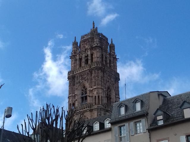 Vue sur le clocher de la cathédrale depuis la place de la Cité à Rodez