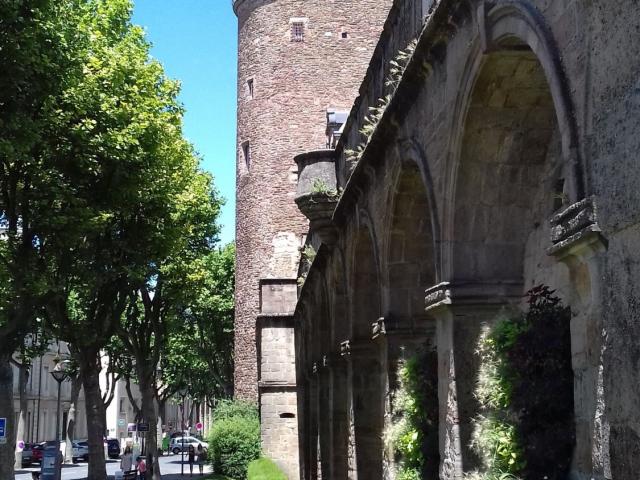 Rempart avec la Tour Corbières du Palais Episcopal sur le tour de ville de Rodez