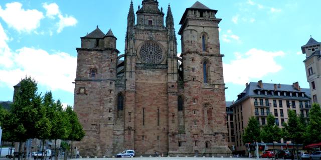 Façade de la cathédrale de grès rose