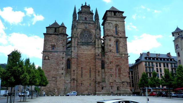 Façade de la cathédrale de grès rose