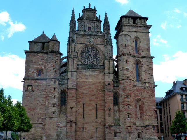 Façade de la cathédrale de grès rose