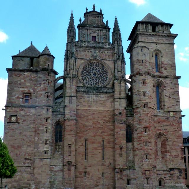 Façade de la cathédrale de grès rose