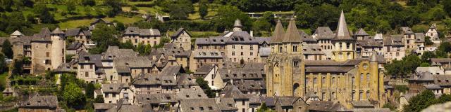 Vue sur Conques et son abbaye