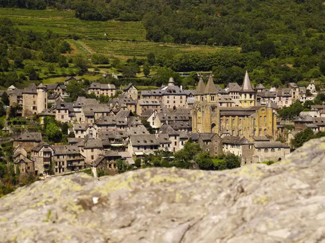 Vue sur Conques et son abbaye