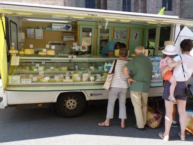 Fromager au marché de Rodez