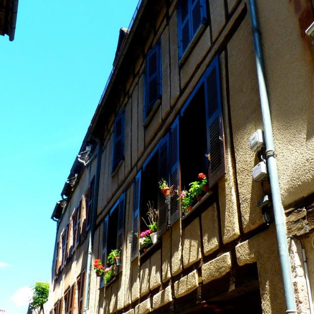 Quartier des Embergues et ses maisons à colombages aux fenêtres fleuries à Rodez