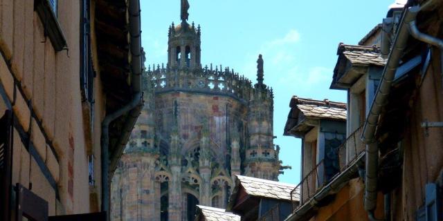 Vue sur le clocher de la cathédrale depuis une ruelle de Rodez