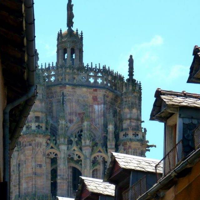 Vue sur le clocher de la cathédrale depuis une ruelle de Rodez