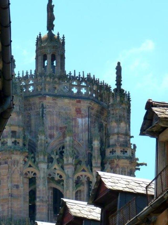 Vue sur le clocher de la cathédrale depuis une ruelle de Rodez