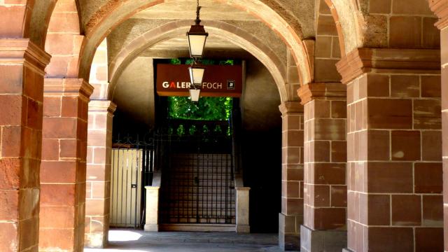 Entrée de la galerie Foch à Rodez