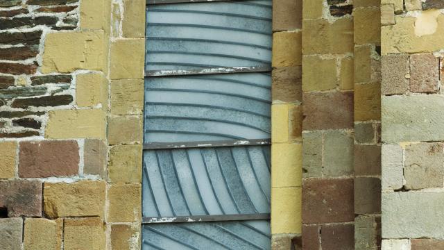 Vitrail de l'abbaye de Conques créé par Soulages