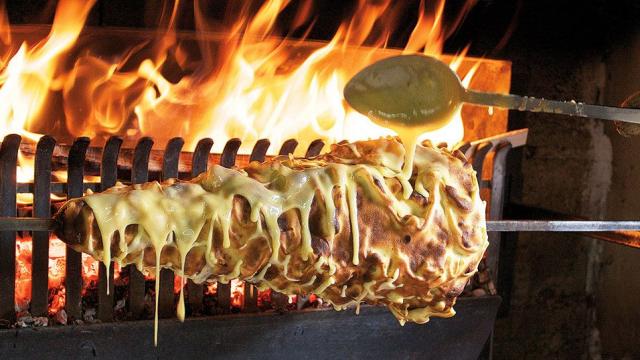 Fabrication d'un gâteau à la broche, spécialité aveyronnaise