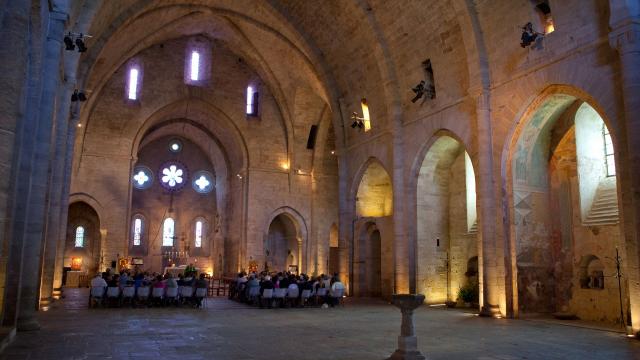 Vue intérieure de l'église de Sylvanès