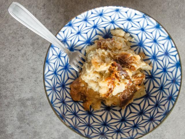 Assiette de soupe au fromage avec une fourchette