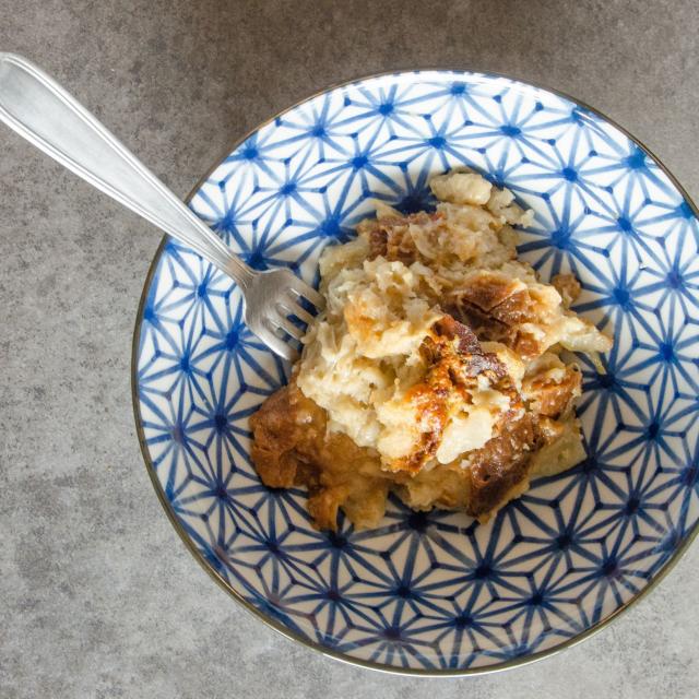 Assiette de soupe au fromage avec une fourchette