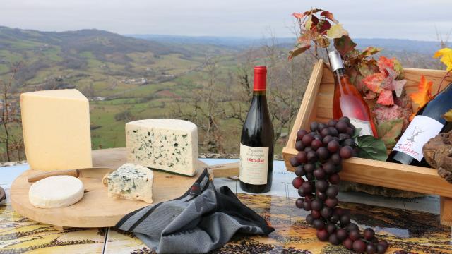 Des spécialités aveyronnaises : Laguiole, Roquefort, Bleu des Causses, Vin de Marcillac