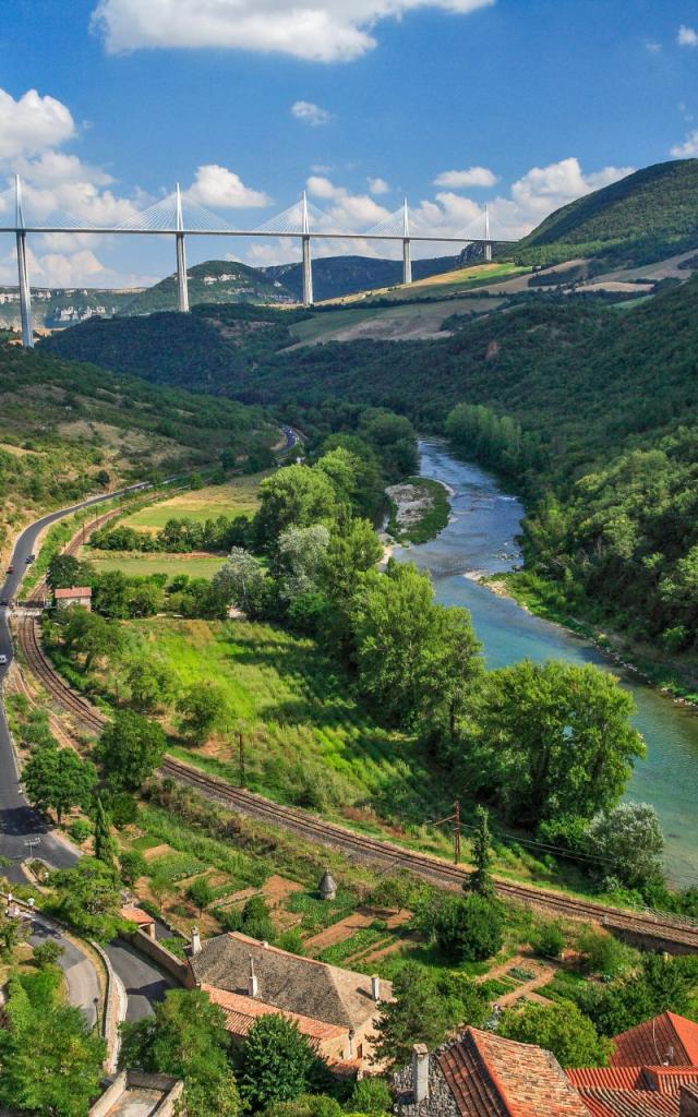 Village de Peyre et sa vue sur le viaduc de Millau