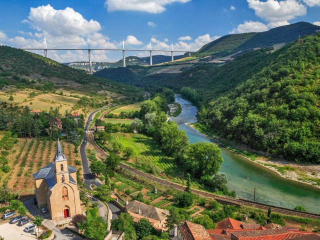 Village de Peyre et sa vue sur le viaduc de Millau