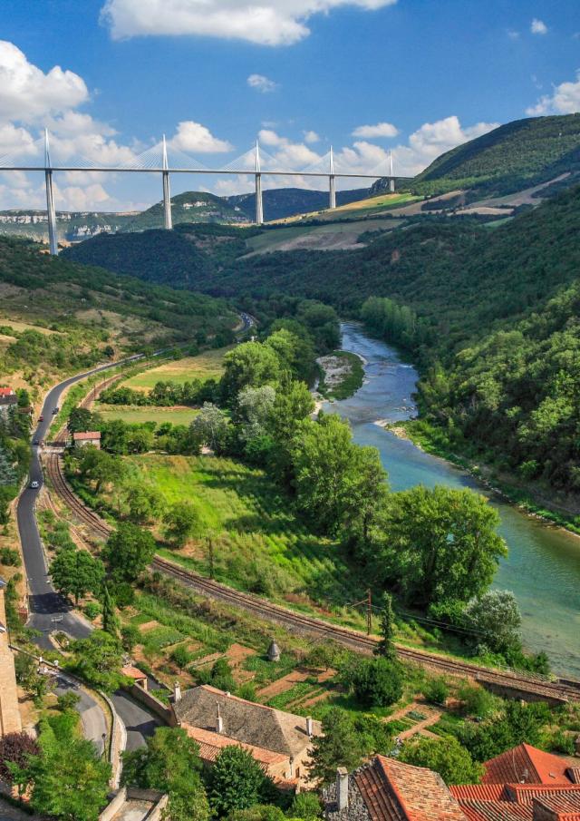 Village de Peyre et sa vue sur le viaduc de Millau