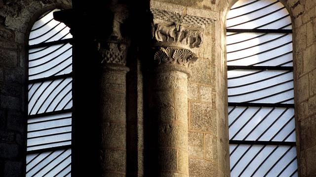 Vitraux de l'abbaye de Conques réalisés par Soulages