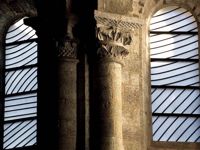 Vitraux de l'abbaye de Conques réalisés par Soulages