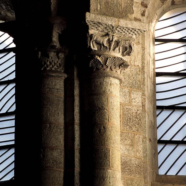 Vitraux de l'abbaye de Conques réalisés par Soulages