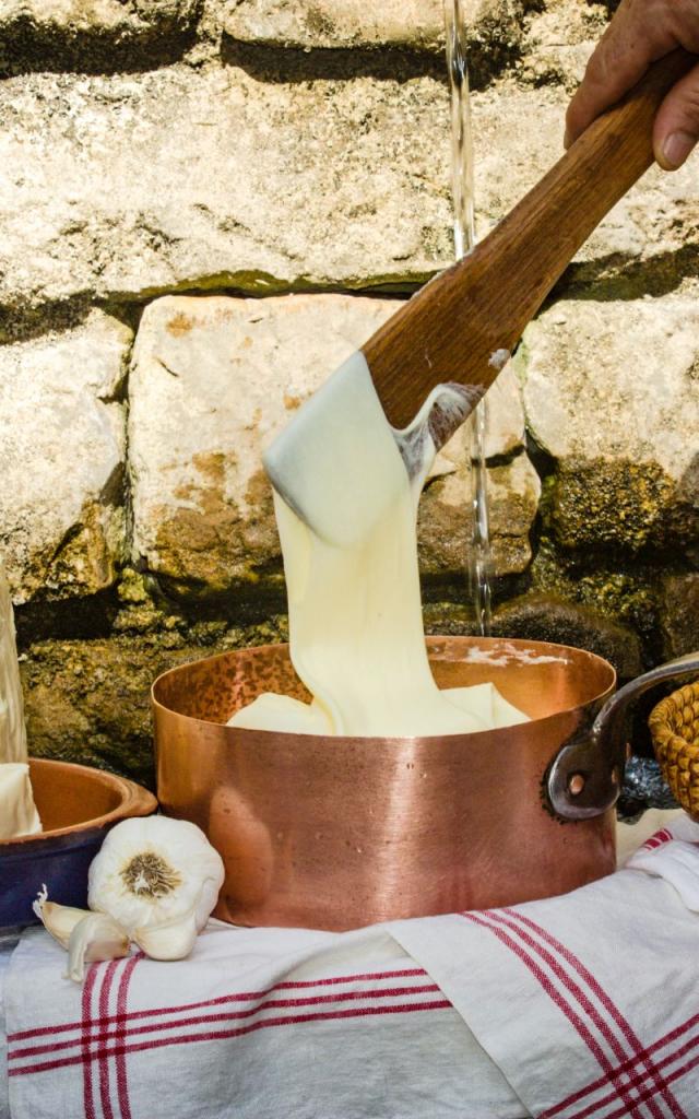 Aligot à la tôme fraiche, spécialité culinaire de l'Aveyron