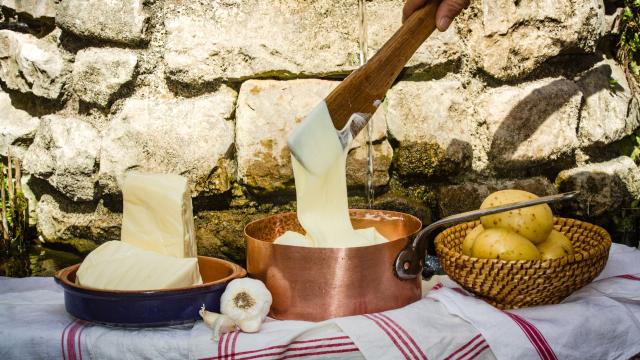 Aligot à la tôme fraiche, spécialité culinaire de l'Aveyron