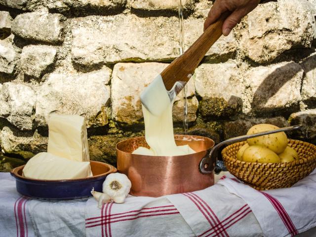 Aligot à la tôme fraiche, spécialité culinaire de l'Aveyron