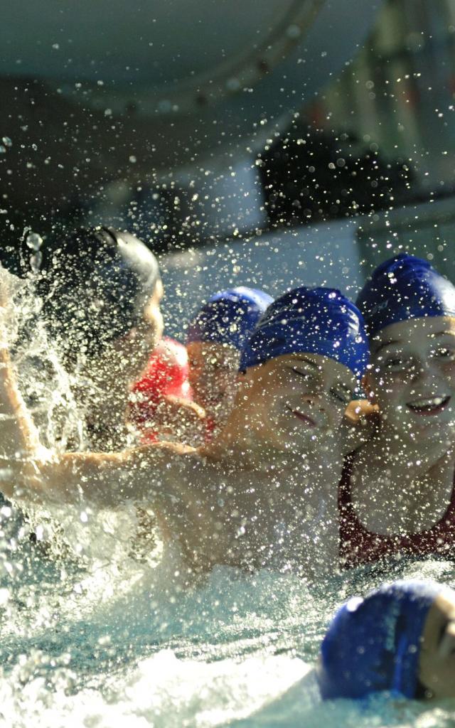 Enfants à la piscine Aquavallon de Rodez