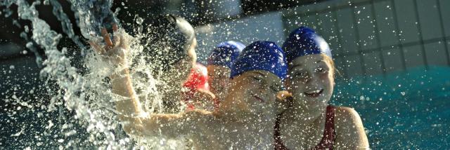 Enfants à la piscine Aquavallon de Rodez