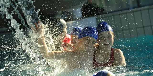 Enfants à la piscine Aquavallon de Rodez