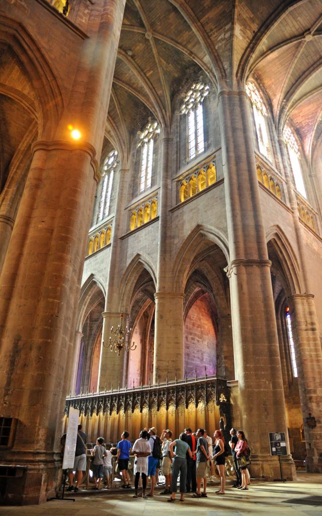 Intérieur de la cathédrale gothique et vue du triforium