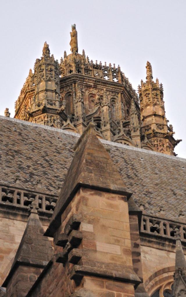 Vue croisée du clocher et du toit de la cathédrale de Rodez