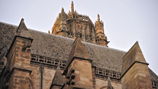 Vue croisée du clocher et du toit de la cathédrale de Rodez