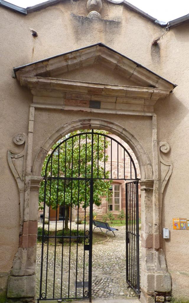 Entrée de l'Ancien Hôtel de France à Rodez