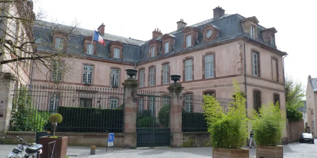 Ancien hôtel Lenormand d'Ayssènes qui abrite la Préfecture