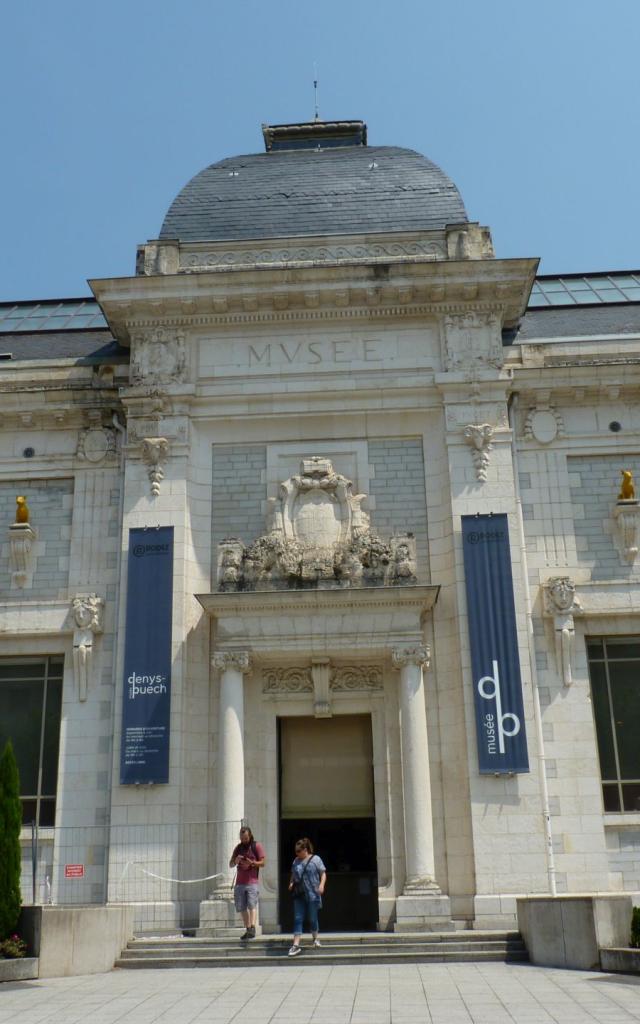 Devanture du musée Denys-Puech avec ses médaillons et ses chiens jaunes